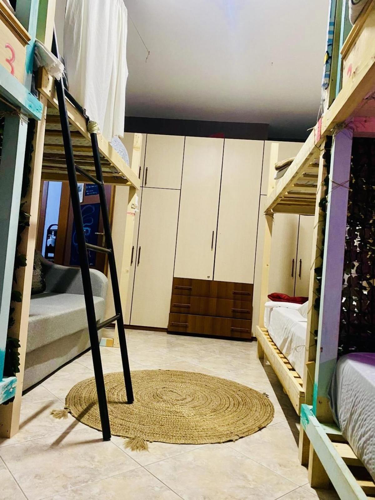 Maison D'artiste Hostel *